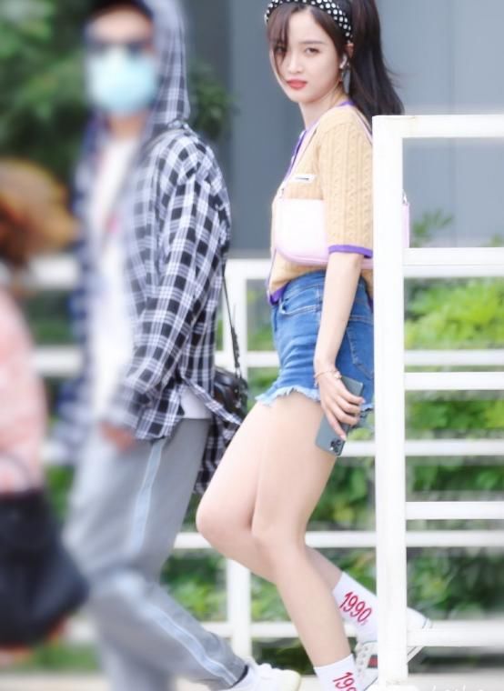  离不开|吴宣仪录综艺被抓拍，扎高马尾成元气少女，我的眼睛离不开她的腿