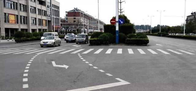  开车|路上一个标志，让车主多赔10万元，开车的请注意了