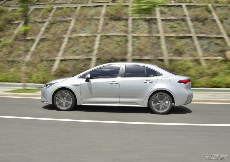  CT200h|15万元的预算 你选全新雷凌双擎还是二手CT200h