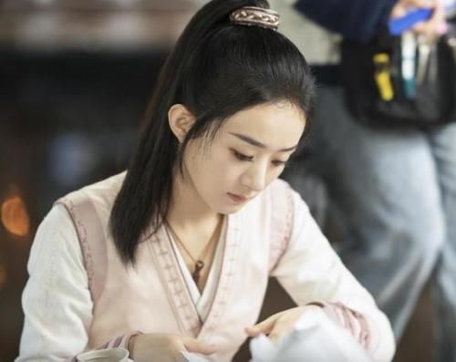  新造型|赵丽颖《中餐厅》新造型面世，这满满的少女感，真的是生过孩子吗