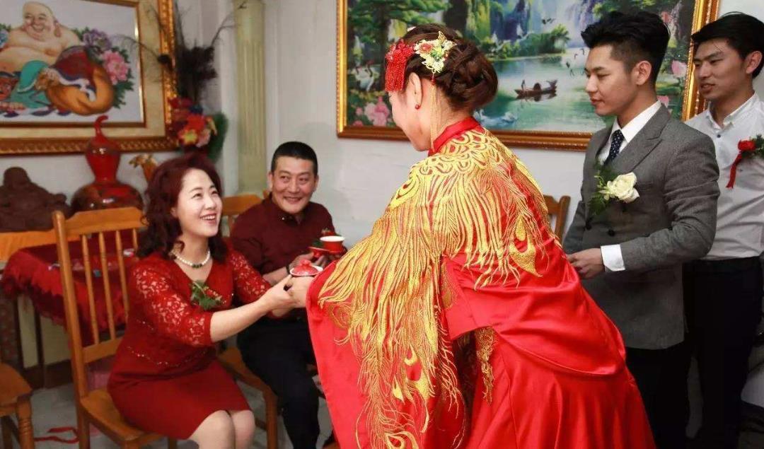 商量|婚礼前商量的2万改口费，结婚时变“空头支票”，女方大闹婚礼
