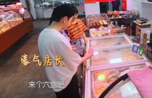 消费|中餐厅员工聚餐吃火锅,谁注意光买菜花了多少钱?这才明星真实消费