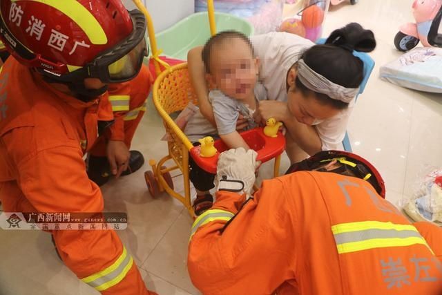  幼童|崇左：两岁幼童手指被卡婴儿车 消防破拆解困