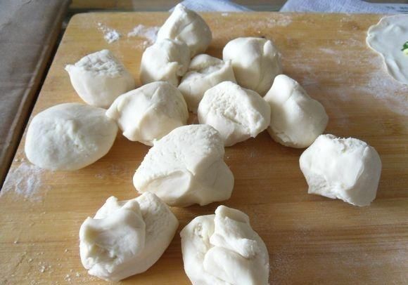  鸡蛋|这才是韭菜盒子正确做法，皮薄馅大，香味浓郁，一次8个不够吃