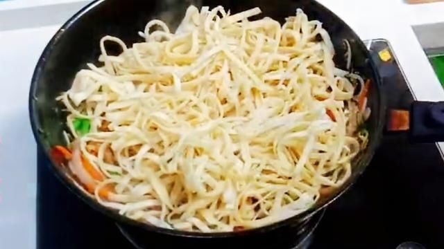  低热量|北方的炒饼火了，这种吃法，荤素搭配低热量，经得起岁月的流逝