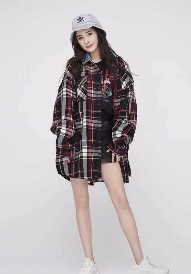  轻松|杨幂的衣品果然没让大家失望，西装配皮裤都能轻松驾驭，佩服！