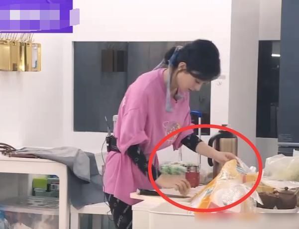  综艺节目|赵丽颖看到桃子隔夜变质，谁注意她的处理办法？才知有多节俭