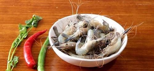  做法|大虾这么做壳酥肉嫩，比香辣虾做法简单，比白灼虾开胃