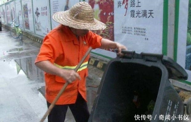 城里|清洁工大爷拾金不昧, 失主四处宣传大爷美德, 殊不知害了大爷一家