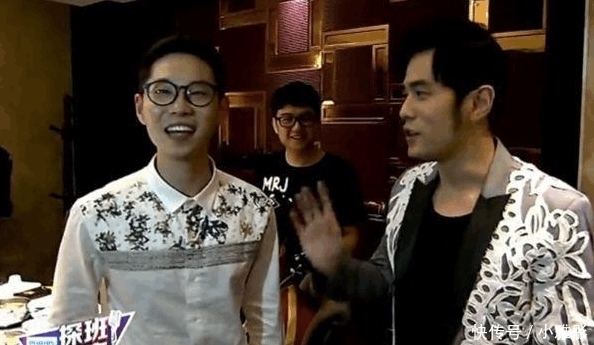 带着自己|录制结束后带学员路边摊吃烧烤? 中国好声音谢霆锋被赞很接地气