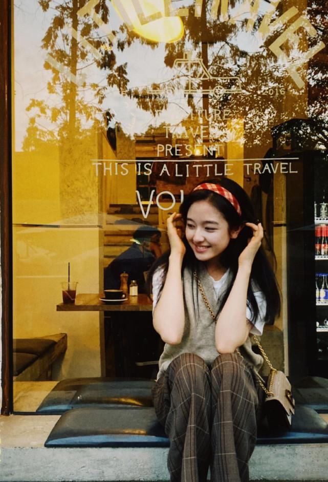 周周|李兰迪瘦身后有多美,T恤加马甲简单又自然,美回清纯少女脸!