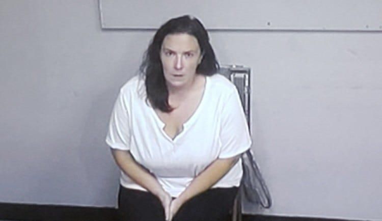  虐待|1岁双胞胎遭亲妈虐待一死一重伤，婴儿床上全是血