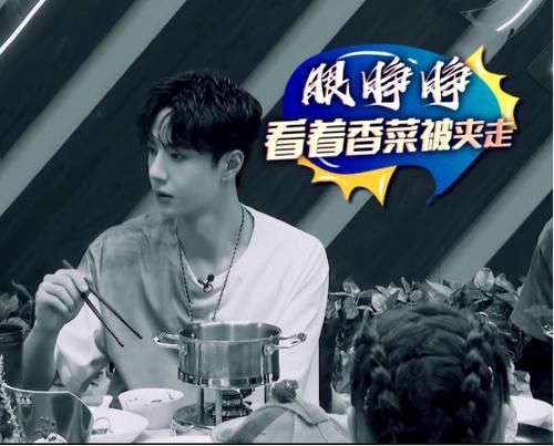  抽走|王嘉尔夹走王一博最爱“香菜”，像是被抽走了灵魂，无法呼吸