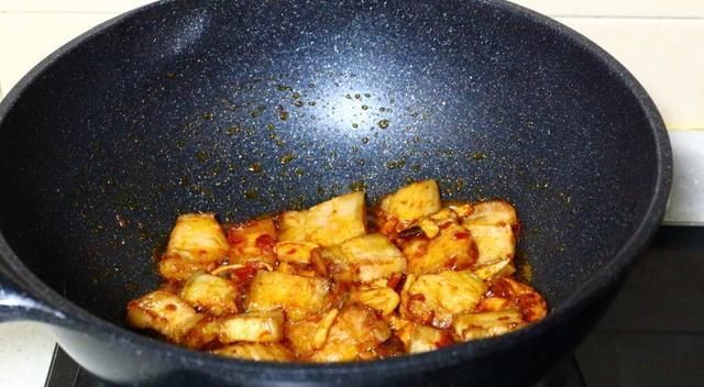  五花肉|1块五花肉，1把干豆角，放锅里炖一炖，又香又下饭，一碗都不够吃