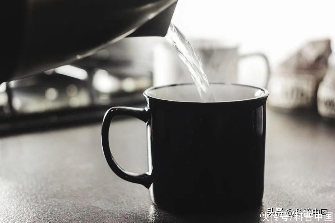 喝有温度的热水能减肥吗(喝热水能提高体温，甚至还能减肥？千万别再信了)