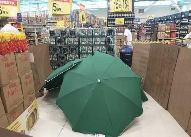 家乐福|53岁员工猝死，家乐福超市用伞遮住尸体继续营业，网友：处理方式很好