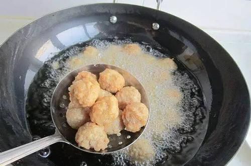  香酥可口|炸丸子时，别再用淀粉了，换成“它”，香酥可口，一点儿也不油腻