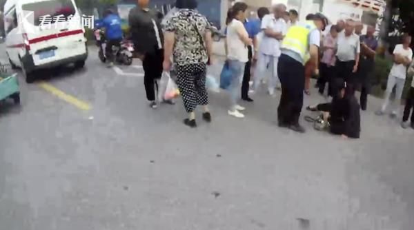  宝应交警射|金毛犬未栓绳从路边窜出 女骑手被撞断两根肋骨