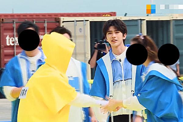  蔡徐坤|别的嘉宾出场蔡徐坤反应平淡，唯独对陈立农不同，自家兄弟使劲夸