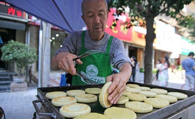 兄弟俩|年愈花甲的兄弟俩做月饼，最大的特点就是“土”