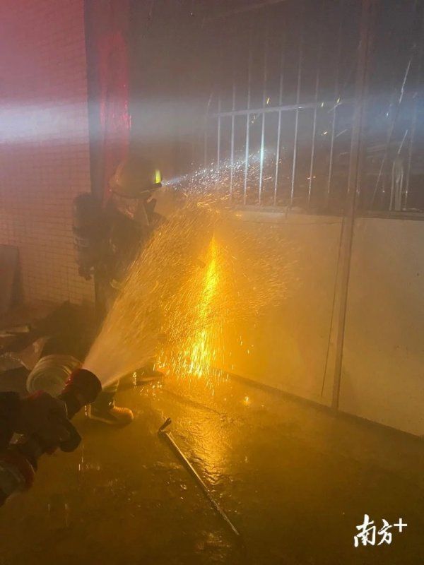  困群众|视频｜茂名羊角一楼房凌晨起火，8人被困楼顶