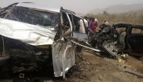  卡车|父亲和2个儿子站在路边，下一秒遭遇意外2人当场死亡