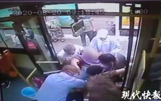 老人|老人坐轮椅乘坐公交车,司机将其抬上抬下