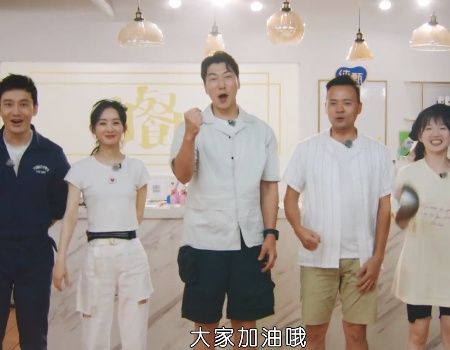  台新|《中餐厅》合影曝光，张亮赵丽颖同桌吃饭，芒果台新主持人也现身