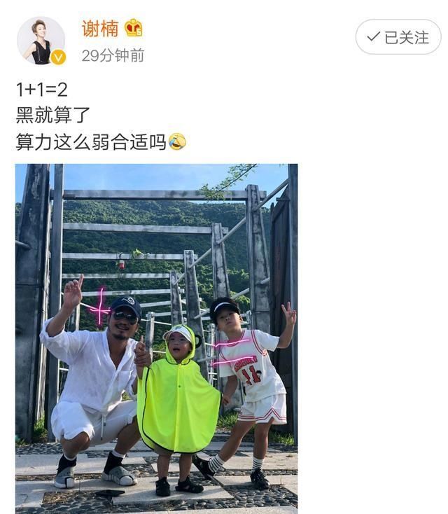  儿子|吴京带俩子出游个个晒成黑黝黝，硬汉教育下，俩儿子胖嘟嘟可爱