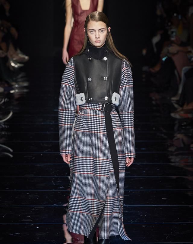  身姿|Sportmax展现女性妙曼身姿略带甜美感的剪裁与不对称美学打破刻板