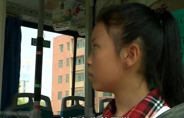  角度|最怕孩子马路上乱跑，公交车盲区实验，让你用司机角度看看多危险