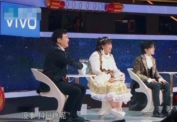  意外|《王牌》台上潘长江意外摔倒，沈腾一句话机智救场，不愧综艺王！