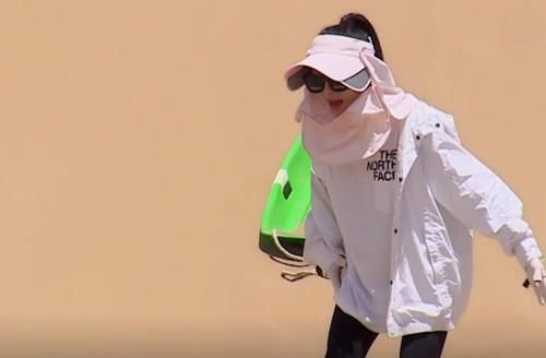  道具|极限挑战尝试滑沙，大家结束时都把道具拿走了，而谁注意杨超越？