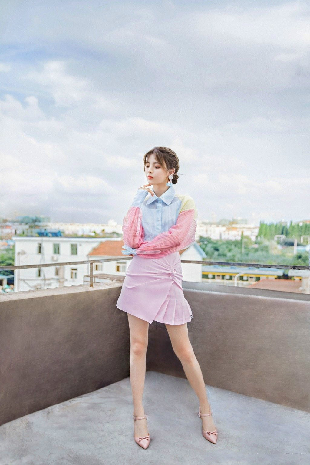 超越|杨超越录《中餐厅》,虽然还是擦桌子扫地,但一身造型都已上万块