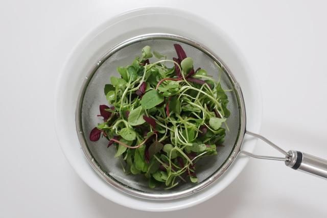 美食|简单美食之《嫩芽菜牛肉盖饭》的做法