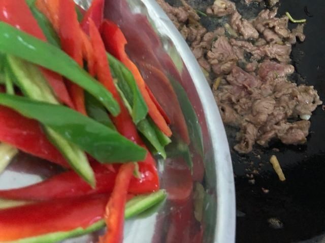 饭店|学会1个小技巧,牛肉又嫩又入味,炒出来的牛肉比饭店还好吃