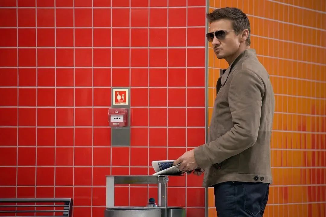  鹰眼|“鹰眼”杰瑞米·雷纳由于长得吓人，曾在大街上吓跑小朋友