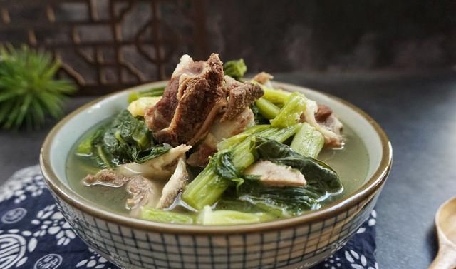  好吃|春菜和它这样炖，鲜咸香嫩，老公夸口好吃，吃到最后连汤汁都不剩