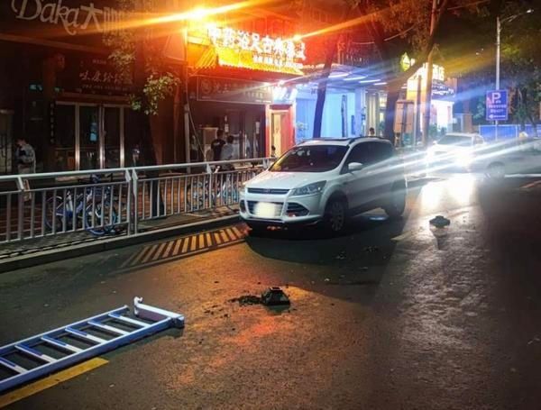  撞断|越野车撞断隔离栏，司机竟说不清咋撞的？