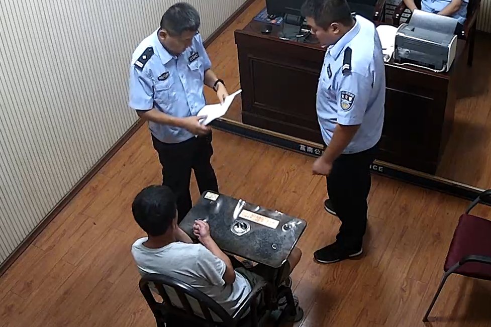 手机|酒壮怂人胆！？临沂这人摔人手机后还打人！