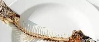  傻傻的|鱼刺卡喉咙，别再傻傻的喝醋，教你这样做，鱼刺自己跑出来