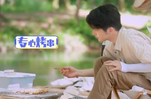  程度|张新成烤串手被火燎起泡了，谭松韵的做法，暴露两人亲密程度！