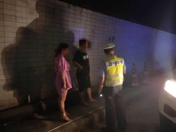  任警官|男子深夜将妻子连人带车扔在高速上，妻子：应该吊销他的驾驶证