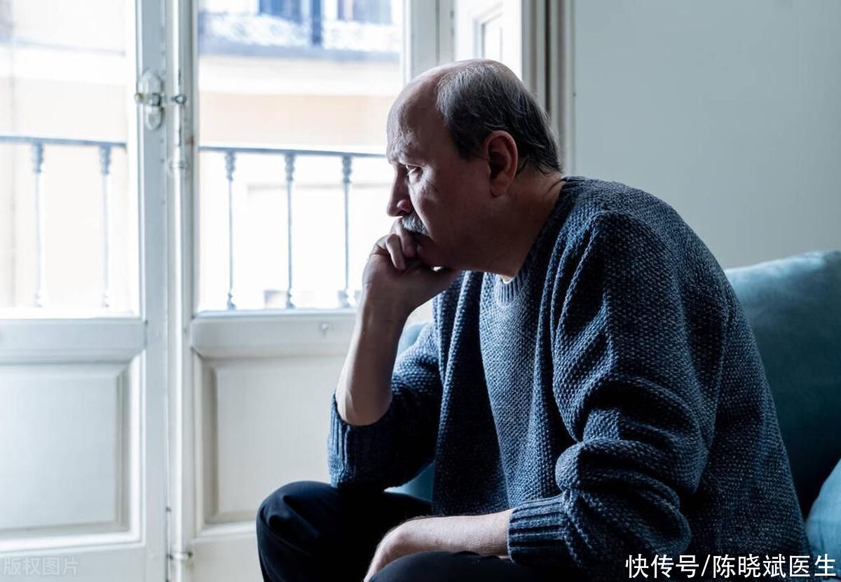 老人有点老年痴呆前兆应该怎么办(老人出现这4种情况，或是老年痴呆的前兆，子女需留心观察)