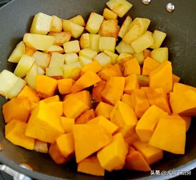 秋天|秋天到,南瓜俏!大叔教你南瓜炖土豆,香糯绵软,简单易学,好吃
