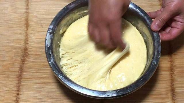  好吃|面粉别蒸馒头了，教你个新做法，比花卷油条还好吃，特别香