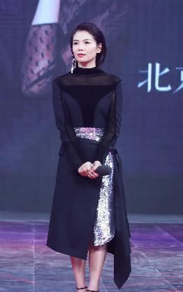  穿搭建议|刘涛气质太“贵气”了，穿黑裙优雅大气，发呆都很“霸气”