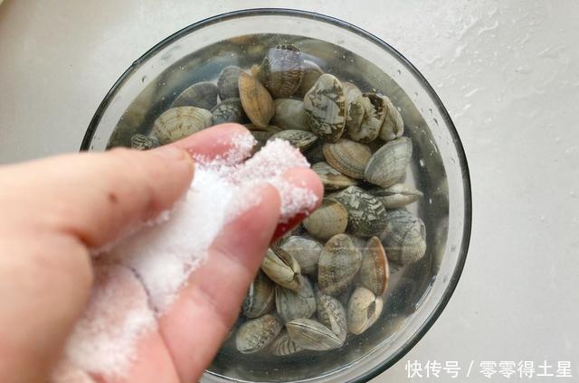 家里|中秋节家里来客人，买了2斤花蛤，做了个辣炒花蛤，口感香辣过瘾