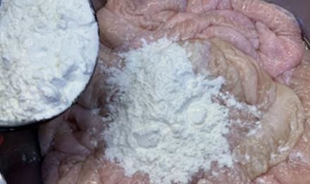  往锅中加|洗猪大肠时，有人用面粉，有人用盐？老师傅这样做，干净无异味