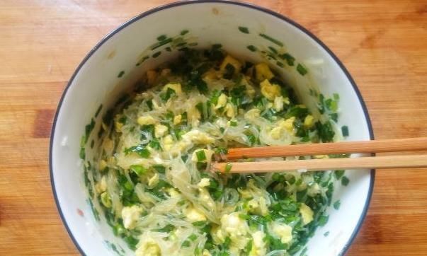  吃法|饺子皮新吃法，卷一卷煎3分钟，又脆又香，我家最近早餐离不开它